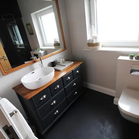 - Sleeps 4 - Seaside - Parking - Garden *