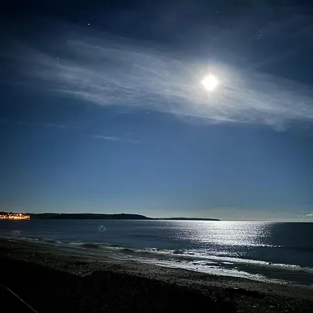 - Sleeps 4 - Seaside - Parking - Garden